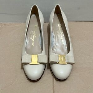 Salvatore Ferragamo Boutique Ivory Leather Vara Bow Pumps Size 6 1/2B